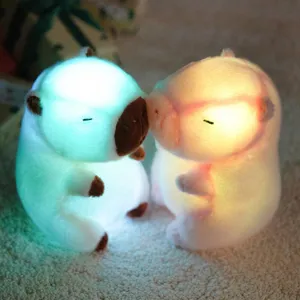 Twee schattige lichtgevende capibara-knuffels met blauwe en warmgele LED-lichteffecten