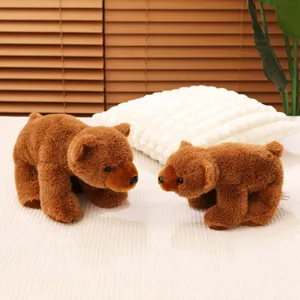 Gros plan de peluches d'ours brun réalistes montrant la texture douce et duveteuse.