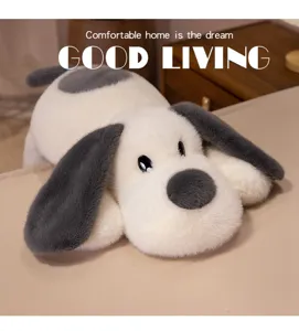 Gros plan sur la fourrure douce blanche et grise d'une peluche de chien à grandes oreilles pour déco