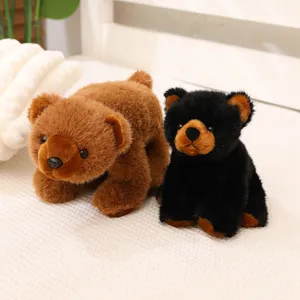 Vue détaillée d'ours en peluche réalistes marron et noirs montrant la texture douce