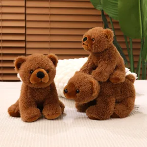 Vue détaillée de trois peluches d'ours bruns réalistes dans un décor intérieur douillet