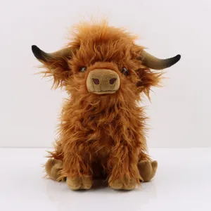 Vue détaillée de face d'une peluche réaliste de vache Highland avec une fourrure douce