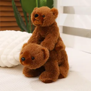 Gros plan de deux peluches d'ours bruns réalistes empilées sur un lit blanc doux