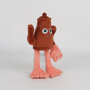 Dettaglio del peluche Tung Tung Sahur con corpo a teiera e arti umani