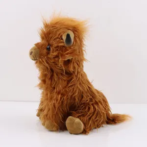 Vue latérale détaillée d'une peluche de vache Highland avec une longue fourrure rousse