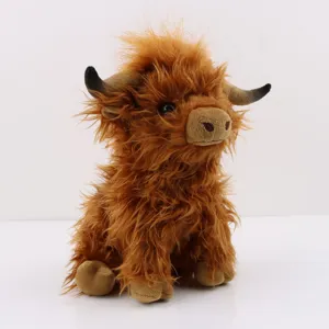 Gros plan d'une peluche de vache Highland avec une fourrure brune et réaliste.