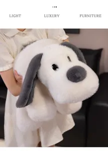 Gros plan d'un grand chien en peluche doux avec de grandes oreilles grises
