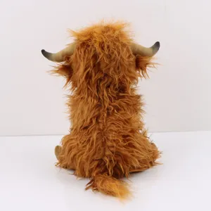 Vue arrière d'une peluche de vache Highland avec une belle fourrure longue brune