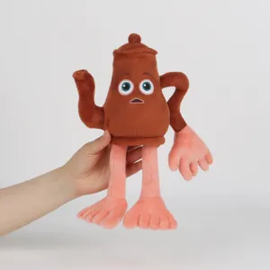 Primo piano del peluche Tung Tung Sahur con il corpo a forma di teiera e arti rosa