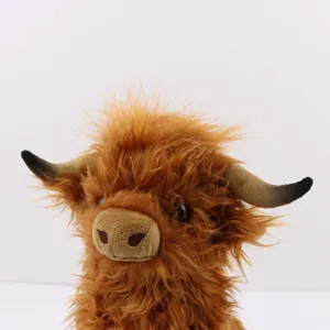 Gros plan d'une peluche de vache Highland rousse avec une fourrure longue et réaliste.