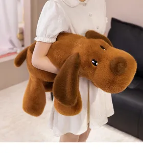 Vue détaillée d'un grand chien en peluche marron doux avec de longues oreilles.