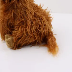 Texture détaillée de la fourrure longue rousse sur la peluche de vache Highland