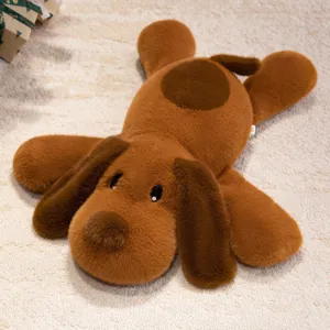 Vue détaillée d'un chien en peluche marron doux avec de longues oreilles sur un tapis