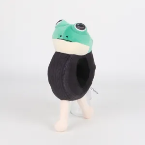 Dettaglio del peluche rana Tung Tung Tung Sahur con gilet nero lavorato a maglia