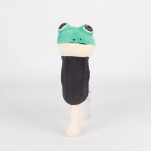 Vista dettagliata del peluche a forma di rana Tung Tung Sahur con maglione nero