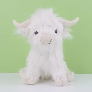 Peluche de vache Highland blanche mignonne avec de longs poils doux et des cornes