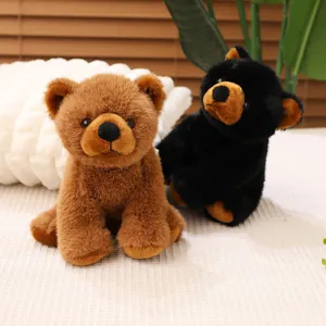Vue macro détaillée d'ours en peluche réalistes marron et noir dans un décor d'intérieur