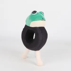Vista laterale del divertente peluche a forma di rana Sahur con corpo ad anello nero