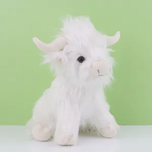 Détail de face d'une peluche de vache Highland blanche avec fourrure douce et cornes