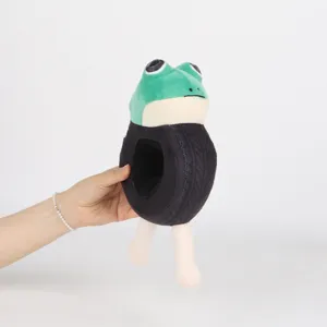 Vista dettagliata del peluche Tung Tung Sahur con testa verde e corpo a pneumatico