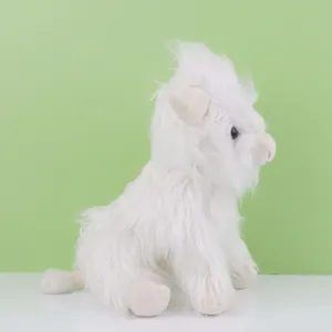 Vue détaillée montrant la longue fourrure blanche d'une peluche de vache Highland écossaise