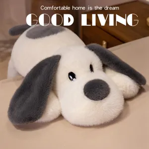 Gros plan d'une peluche de chien à grandes oreilles avec des taches grises douces.