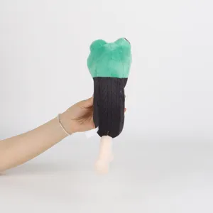 Vista posteriore dettagliata del peluche Sahur con testa verde e corpo in maglia nera