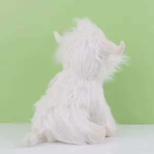 Vue arrière d'une peluche de vache Highland blanche avec une texture de fourrure réaliste.
