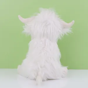 Vue arrière d'une peluche de vache Highland blanche à poils longs et fourrure douce.