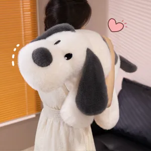 Détail d'une peluche de chien géante et duveteuse montrant sa texture douce et sa taille