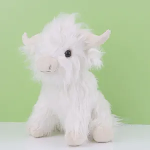 Vue détaillée de la peluche de vache Highland blanche et douce avec une fourrure longue