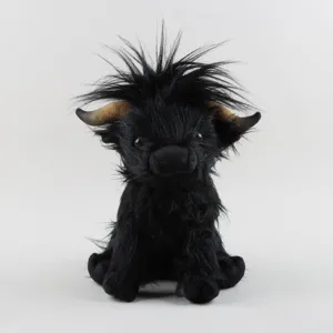 Gros plan d'une peluche de vache Highland noire aux poils longs et doux pour enfants
