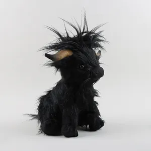 Détail d'une peluche de vache Highland noire avec une longue fourrure ébouriffée.