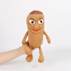 Vista dettagliata del peluche Tung Sahur internet meme tenuto in mano per scala di grandezza