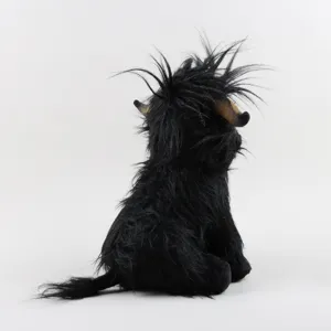 Peluche réaliste de vache Highland noire vue de dos avec de longs poils duveteux.