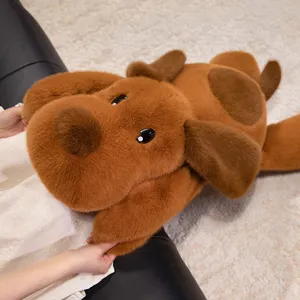 Vue détaillée de la fourrure en peluche douce brun caramel de ce grand chien jouet