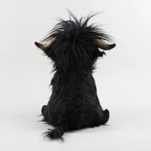 Vue arrière d'une peluche de vache Highland noire montrant la texture de la fourrure.