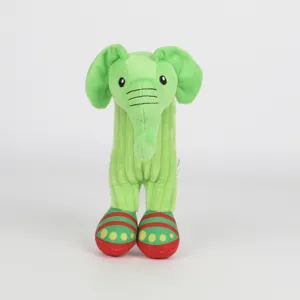 Vista dettagliata del peluche verde Sahur con lunga proboscide e piedi rossi decorati