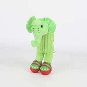 Vista dettagliata del peluche a forma di elefante Sahur verde con trama a strisce e scarpe rosse.