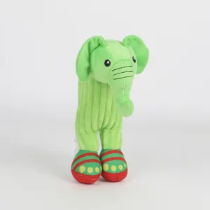 Vista dettagliata di un peluche a forma di elefante Sahur verde in velluto a coste con scarpe