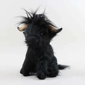 Vue détaillée d'une peluche de vache Highland noire réaliste avec de longs poils et des cornes