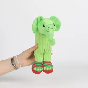 Primo piano della peluche elefante Sahur verde che mostra la trama morbida del tessuto.