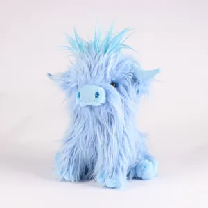 Vue détaillée d'une peluche de vache Highland bleue avec une longue fourrure douce.
