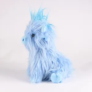 Vue de côté d'une peluche de vache Highland bleue avec de longs poils duveteux