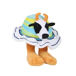 Dettaglio del peluche Tung Tung Tung Sahur con testa di mucca e corpo a strisce colorate