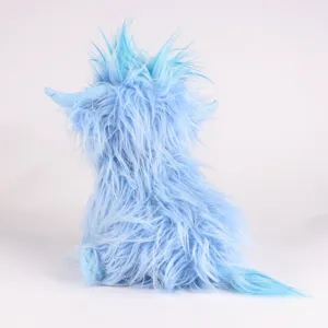 Vue détaillée de la peluche vache Highland bleue avec fourrure longue.