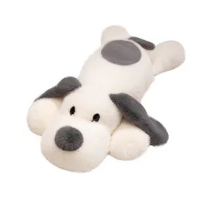 Mignonne peluche de chien blanc avec grandes oreilles grises en position allongée