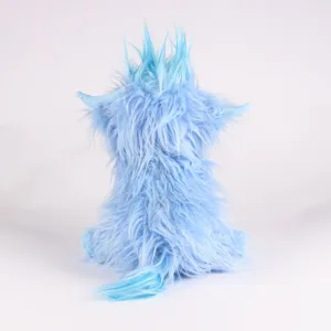 Vue arrière d'une peluche de vache Highland bleue moelleuse avec poils longs