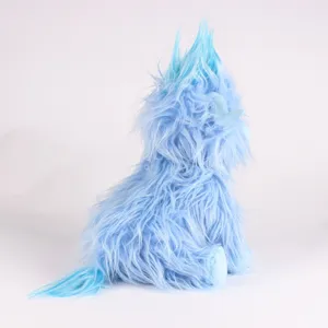 Vue détaillée d'une peluche de vache Highland bleu clair avec une texture à poils longs