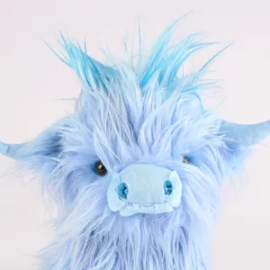 Vue détaillée montrant la fourrure bleue douce et le visage d'une peluche vache Highland